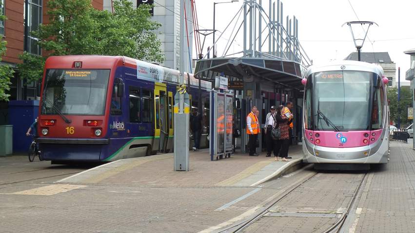 Tram 16 next to a replacement Urbos 3 tram at Wolverhampton St George’s.<br />
Photo courtesy of Daniel Cartwright, Enpro Group